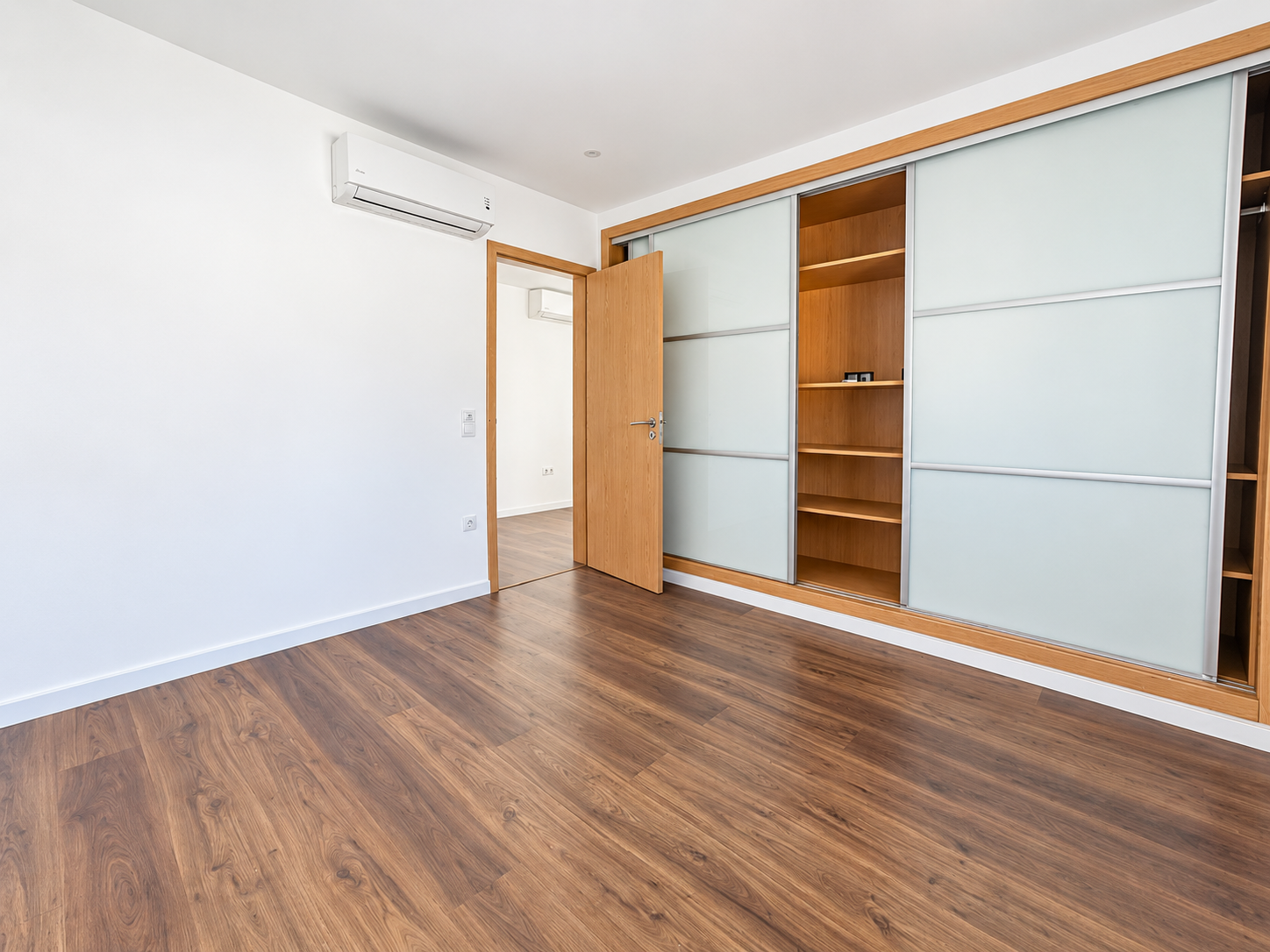 Quarto com roupeiro